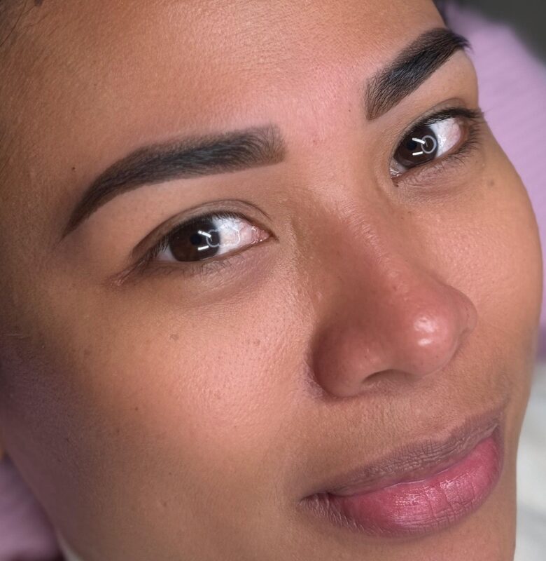 DISEÑO DE CEJAS Y APLICACION DE HENNA